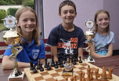 Das erfolgreiche "Stiehler-Schach-Trio", von dem jeder bei Sachsenmeisterschaften schon einmal auf dem Siegertreppchen stand - Mara, Daniel und Ellen (von links). 