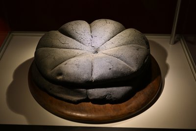 Verkohlter Brotlaib aus dem Jahr 79 nach Christus aus Herculaneum.