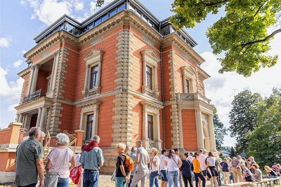 So haben die Reichenbacher im Streitfall Liskowsky-Villa Stellung bezogen. Beim bisher einzigen Tag der offenen Tür im September 2021 begehrten Hunderte Einlass in die wiederauferstandene Villa. Tenor damals: Hier muss im Sinne einer öffentlichen Nutzung eine Lösung gefunden werden. 