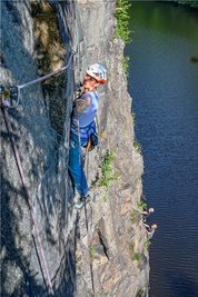 Mandy Arnold aus Chemnitz gehört zu den Kletterern, die mit dem Outdoorteam Westerzgebirge im Gebiet um Eibenstock und Schönheide unterwegs sind. 
