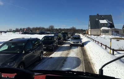 Blick aus dem Feuerwehrfahrzeug: Auf der Oberen Dorfstraße in Satzung gab es für die Feuerwehrleute zeitweise kein Durchkommen. 
