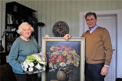 Helga Stange übergibt das Gemälde des Crimmitschauer Malers Kurt Tetzner an den Rathauschef André Raphael. 
