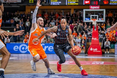 Duell der Spielmacher: Tommy Kuhse (links) verlor mit Aufsteiger Rasta Vechta den Krimi gegen die Niners mit DeAndre Lansdowne, der mit 22 Punkten bester Werfer der Gäste war.
