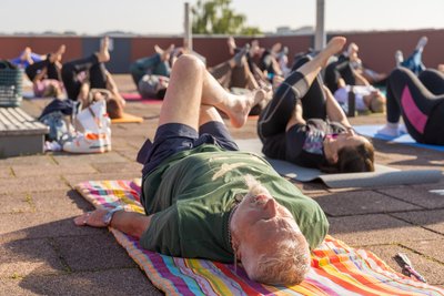 Michael Groß war an diesem Tag der einzige Mann in der Yogagruppe.