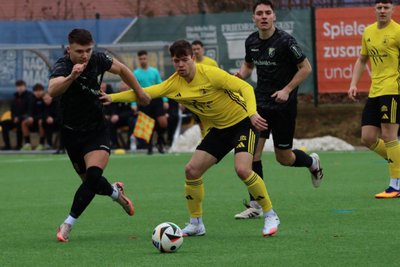 Die Landesligafußballer von Handwerk Rabenstein um Nick Naumann(in gelb) spielen am Sonntag daheim gegen Markranstädt.