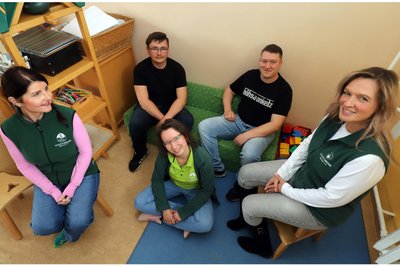 Antje Huyer, Luca Seres, Isabel Garbatz, Lukas Bzyl und Martina Friese (v.l.) in der Kita „Sonnenblumenkinder“ Naundorf.