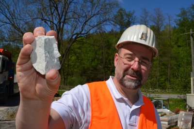 Kersten Kühn vom Ingenieurbüro Geos Freiberg 2016 mit einem Stück eines Bohrkerns der Lagerstätte Pöhla.