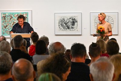 Galeriedirektor Mathias Lindner zeichnet Stephanie Marx, eine der fünf Preisträgerinnen, aus.