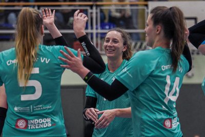 Sonja Witte (Mitte) gehört in ihrem ersten Jahr bei den Drittligavolleyballerinnen des CVV zu den Stammspielerinnen.