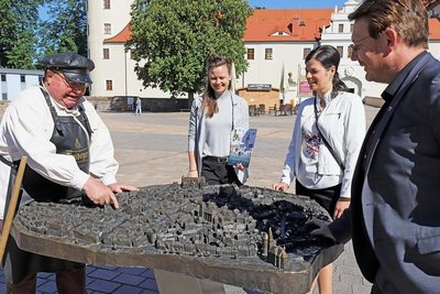 Voller Optimismus: Freibergs OB Sven Krüger (v. r.), Hotelbetreiberin Maika Kreller und Freibergs Tourismusleiterin Babett Erler hören Stadtführer Thomas Mielenz alias Braumeister Michael zu, der seine erste Stadtführung für Samstag vorbereitet.
