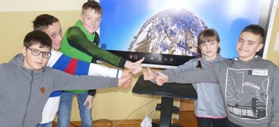 Als "Außerirdische" sprechen sie beim virtuellen 3D-Rundgang durch ihre Schule: die Fünftklässler Felix Opp, Luis Schott, Richard Schädlich, Tanja Janna Heßke und Phil Thümmler (v.l.). 