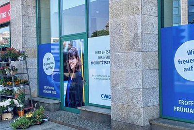 Das CVAG-Mobilitätszentrum zieht 2024 um. Die Schaufenster am neuen Ortkünden davon. 