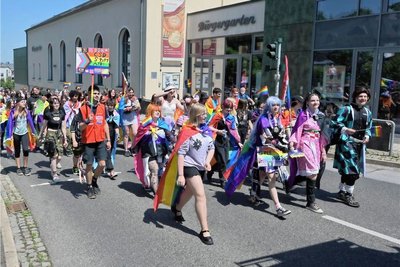 Den Christopher Street Day zum Anlass nehmend, zogen Jugendliche am Samstag durch Stollberg.