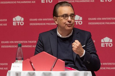 Intendant Moritz Gogg ist gespannt, ob es Erfolgsregisseur Christian von Götz mit der Oper „Satanella“ erneut gelingt, einen Operetten-Frosch ins Erzgebirge zu holen.