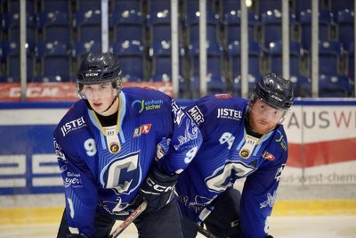 Wohin geht die Reise für die Eishockeyspieler der Crashers? Verlieren sie am Samstag in Schönheide, ist die Saison beendet. Gewinnen sie, geht es am Sonntag in Chemnitz weiter.