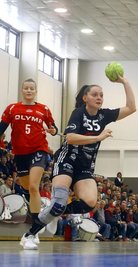 BSV-Spielerin Rebeka Ertl (am Ball) erzielte im Heimspiel am 9. April gegen Bietigheim fünf Treffer. Doch für etwas Zählbares reichte es nicht. Die Gäste um Antje Döll, die damals noch Lauenroth hieß, ließen nichts anbrennen und besiegten Zwickau mit 40:20. 