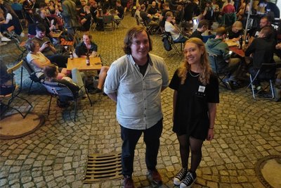 Tim Schiller und Isabell Horn sind die Macher des Kneipenquiz. Stundenlang denken sie sich Fragen aus.