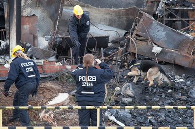 Nach langer Suche herrscht nun traurige Gewissheit. Kurz nach 14 Uhr wurde die vermisste Mitarbeiterin in der abgebrannten Produktionshalle durch einen Leichensuchhund gefunden.