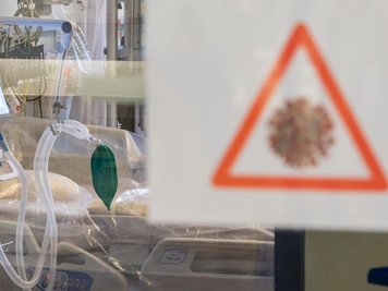             Ein Intensivbett mit Beatmungseinheit steht auf einer Corona-Station.