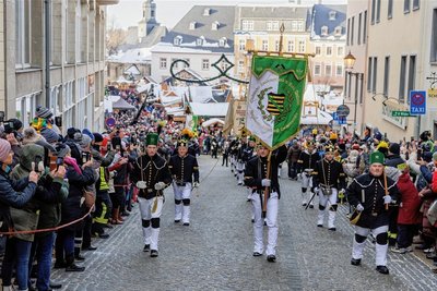 Die große Bergparade hat am Sonntag Tausende Besucher nach Annaberg-Buchholz gelockt. Nach dem Marsch die große Kirchgasse hinauf vereinten sich die Bergmusiker vor der St.-Annenkirche zum großen Abschlusskonzert. 