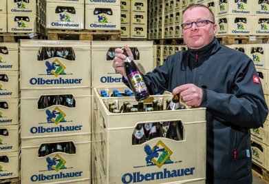 Vom beliebten Olbernhauer Weihnachtsbier hat Peter Tippmann noch wenige Kästen als Restbestand im Lager. 