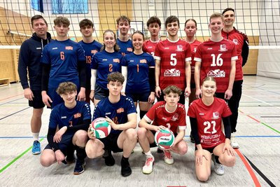 Die Gymnasiasten des Frankenberger Martin-Luther-Gymnasiums, die aus der Volleyball-AG kommen und beim VC Frankenberg auf Punktejagd gehen mit ihren Sportlehrern/Trainern Michael Seyfert (l.) und Frank Putzert (r.).