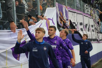 Tristan Zobel (2.v.li.) auf der Ehrenrunde, hier vor der Kurve der aktiven Fanszene.