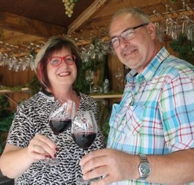Die Winzer Christel und Rudi Huber.