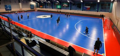 Die fertige Spielfläche im HOT-Sportzentrum. Der mobile Hallenboden erfüllt den Standard internationaler Turniere im Futsal. 