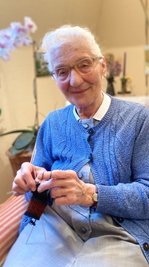 Schwester Christa Müller strickt für ihr Leben gern. Nur im Sommer ist sie lieber draußen im Grünen und sorgt sich um Garten und Park. 