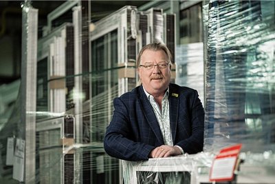 Bei Lutz Hiller, Chef der Meissner Fenstertechnik GmbH in Niederau, glänzt nicht nur die Verpackung.
