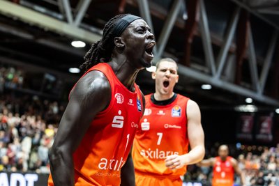 Raus mit den Emotionen: Aher Uguak (vorn) und Jonas Richter lassen im Spiel gegen Frankfurt alle Fans wissen, dass es ihnen ganz gut passt, wenn Dinge wieder gelingen.