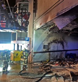Das Feuer entstand in der Einfahrt einer Tiefgarage an der Schulstraße. 