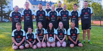 Die Faustballer des SV Großrückerswalde 49 - h. v. l.: Thomas Schreiter, Alexander Michaelis, Felix Placzek, Paul Helmert, Benny Graupner, Ferenc Radtke, Ricky Löser, Noah Schreiter, Michael Lutter; v. v. l.: Lenny Gränitz, Luke Jost, Mia Blasius, Nina Graf, Larissa Schreiter, Trainer Michael Nestler. Es fehlen Simon Wendrock, Benjamin Urbach, Benjamin Rösch, Vanessa Hermann, Vanessa Sim, Merle Melzer, Johanna Neubert und Michelle König. 