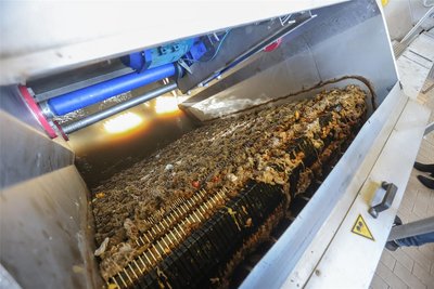 Mit solchen Rechen werden Feststoffe aus dem Abwasser herausgeholt. Sie werden anschließend kompostiert.