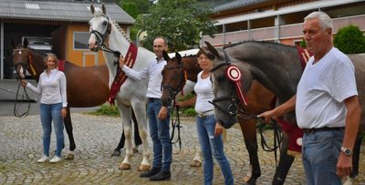 Die Sächsisch-Thüringischen Landeschampions aus dem Reitstall Heckel: von links Nicole Heckel mit Clayre, Hardy Heckel mit Quinto, Bärbel Heckel mit Charles sowie Henry Heckel mit La Quinta. 