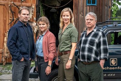Werden auch im siebten Erzgebirgskrimi Hauptrollen spielen: Kai Scheve und Lara Mandoki agieren als Kommissare, Teresa Weißbach ist als Försterin zu sehen und Andreas Schmidt-Schaller (v. l.) als ihr Vater.