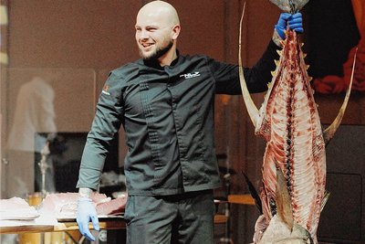 Der Brandchef organisierte Shows für seine Gäste in Kyjiw und Umgebung. So kann Lyulko einen fast 100 kg schweren Thunfisch zerlegen.