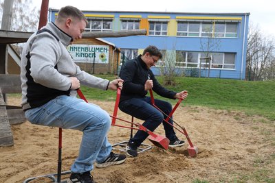 Lukas Bzyl (l.) und Luca Seres werden in ihrer alten Kita sofort wieder vom alten Spieltrieb erfasst.