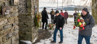 Am Ehrenhain des Neuhausener Ortsteiles Dittersbach haben am Tag des Gedenkens an die Opfer des Nationalsozialismus am gestrigen Donnerstag Vertreter von Parteien und Organisationen aus dem mittleren Erzgebirge und Mittelsachsen Blumen und Gebinde niedergelegt. 