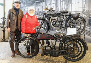 Reinhart Päßler und Annelie Albrecht, die beide vor 60 Jahren einen Ausbildungsberuf im Motorradwerk MZ ergriffen, trafen sich jüngst im Deutschen Enduro Museum wieder. An diesem Ort bereichert die 100-jährige SIC mit DKW-Lizenzmotor derzeit die DKW-Sonderausstellung. 