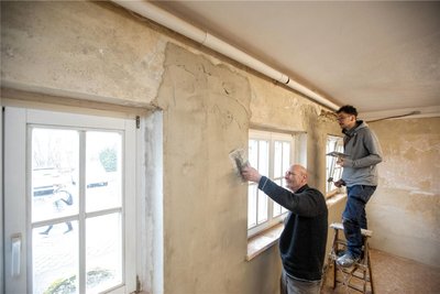 Rene Müller vom gleichnamigen Baubetrieb (von links) und Michael Dick bringen das Gebäude derzeit auf Vordermann.