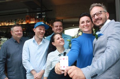 Nicole Harnisch-Zeisig und ihr Ehemann André Harnisch (rechts), feierten mit Radiomoderator Lutz Escher, Kult-Discjockey Dirk Duske, Barkeeper Lars Höppe und dessen Frau Sandy Höppe (v.l.). 