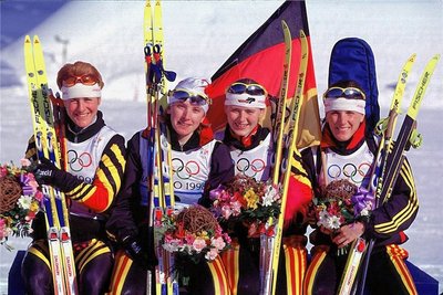 Uschi Disl, Petra Behle, Katrin Apel und Martina Zellner (von links) stellten 1998 die olympische Biathlon-Goldstaffel in Nagano. 