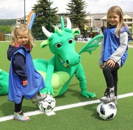 Die vierjährige Luise (l.) und ihre Schwester Johanna (6) haben den neuen Fußballplatz im Rahmen ihres Urlaubs schon mal getestet. Sie waren begeistert. 