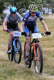 Sebastian Stark (vorn) setzte sich bei der Jubiläumsauflage des Kamm-Bike-Cross vor Mike Baumann durch. 