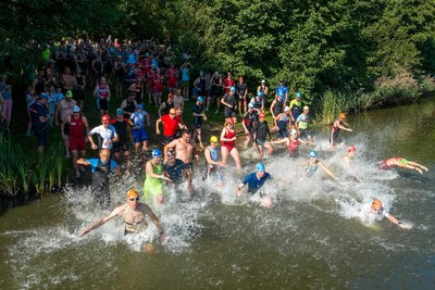 In der Sandgrube in Biesern gab es wieder den Schwimmstart. Hier gingen die Teilnehmer über die Olympische Distanz sowie im Sprint ins Wasser. 