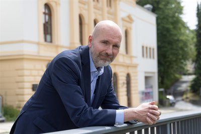 Lür Jaenike ist der neue Chefdramaturg im Annaberger Theater. Der gebürtige Bremer war bisher für das Musiktheater verantwortlich gewesen. Nach dem  dieses Jahres hat er die Verantwortung für beide Sparten übernommen.