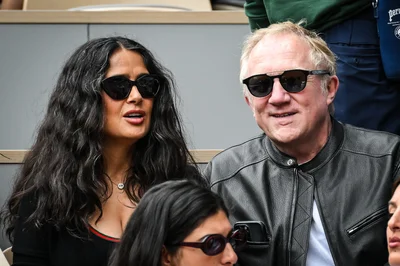 Francois-Henri Pinault und Salma Hayek (l.) verfolgen das Spiel von. Zverev