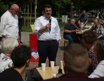 Ernste Themen in lockerer Runde: Hubertus Heil (SPD) im Gespräch mit Beschäftigten aus Chemnitz und Umgebung. 